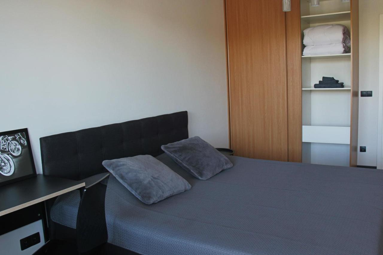 New Modern 4-Room Apartment With Big Balcony And Undeground Parking In Center Of טאלין מראה חיצוני תמונה