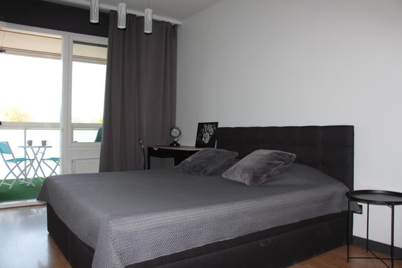 New Modern 4-Room Apartment With Big Balcony And Undeground Parking In Center Of טאלין מראה חיצוני תמונה